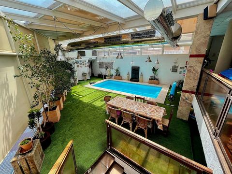 Zeer groot herenhuis met binnenzwembad. Met genoegen presenteren wij dit grote herenhuis met binnenzwembad. De woning is aan alle kanten geheel vrijstaand en kijkt uit op drie straten. Centrale verwarming en airconditioning overal en dubbele beglazin...