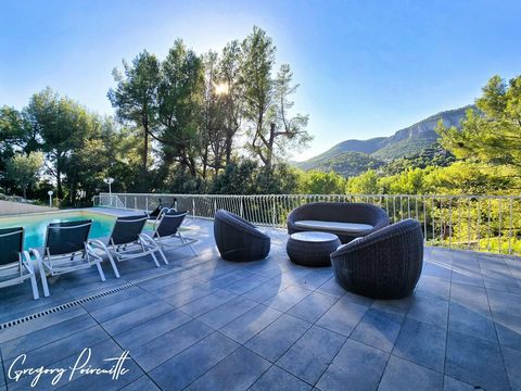 Villa rénovée avec piscine, vue dégagée et calme absolu