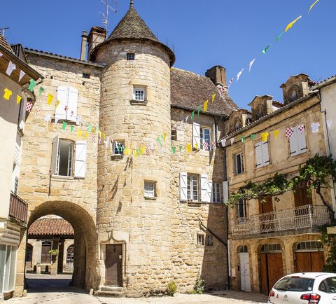 Petit ensemble typique dans bourg médiéval