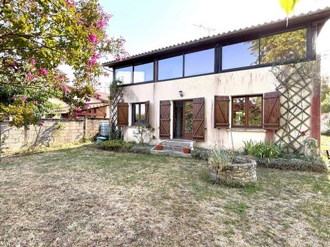 Charmante maison, deux garages et grand jardin à distance de marche du centre-ville