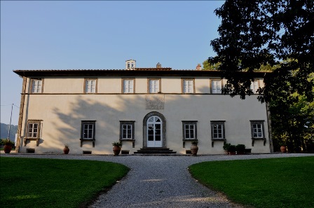 Situated from a 5 minutes’ drive to the centre of the medieval town of Lucca, a large and charming period home, dating back to 1500, with links to the famous Florentine De Medici family. The villa boasts large rooms with original features such as flo...
