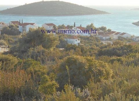 Building plot of 749 sq.m. for sale, situated in a quiet location near Maslinica on the island of Šolta, 200 m from the sea. It is west oriented and belongs to the mixed purpose zone, mostly residential. This plot could be used for the construction o...