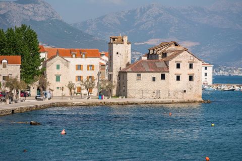 This beautiful sea side apartment is situated in the centre of Katel tafilic and is perfect for a family. It has 1 bedroom and can accommodate 4 guests. The property features a terrace and barbecue (shared), so that you can have an enjoyable time w...