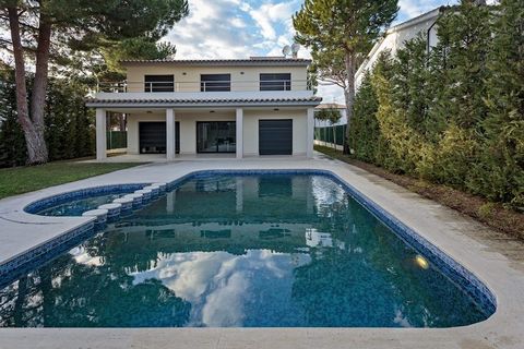 5 bedrooms villa with pool in S'Agaró, Castillo - Playa de Aro, Costa Brava, Spain. Offering 5 bedrooms and 3 bathrooms, located in the prestigious area of Mas Sais in S'Agaro. Living space of 326 m2 beautifully presented, sat on a private landscaped...