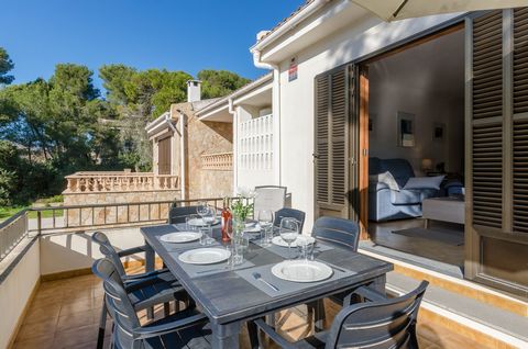 Maravillosa casa con terraza y capacidad para 6 personas. Se encuentra a 230 metros de la playa en Playa de Muro, Puerto de Alcúdia. La terraza privada de esta estupenda casa de vacaciones es el lugar perfecto para disfrutar de una buena comida al ai...