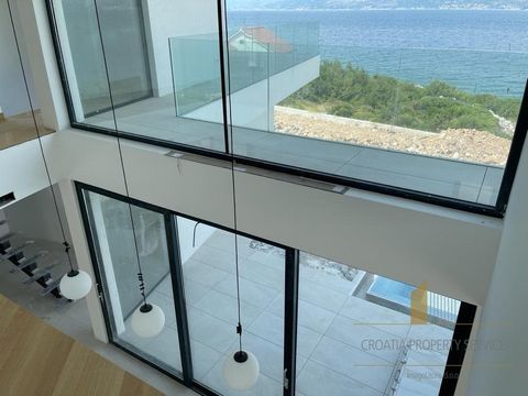 Deze woning is een luxe villa van hoge kwaliteit met panoramisch uitzicht op zee op een zeer aantrekkelijke locatie in een idyllisch Dalmatisch stadje aan de noordkust van het eiland Brac. De villa is gelegen op een perceel van 1000 m2 en is verdeeld...