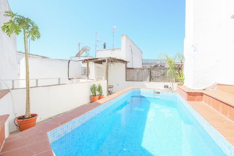 Este increíble apartamento situado en Sevilla puede alojar hasta 4 personas. Los exteriores de esta fantástica propiedad son una auténtica maravilla, ya que cuentan con una terraza privada, a la que podrá acceder desde su apartamento, donde se encuen...