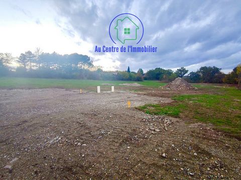 Superb building plot in a quiet area on the heights of Castelculier of 5007m2 and only 10 from Agen! In a sought-after area and very rare for sale. With a total surface area of 5007 m2 and a buildable part of 1331 m2, this plot offers real tranquilit...