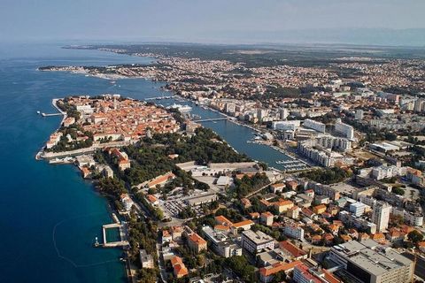 Situato a Vir ea pochi passi dal mare, questa casa vacanze con 3 camere da letto è ideale per una grande famiglia in una vacanza tranquilla. La terrazza coperta è perfetta per le tue bevande o pasti e c'è un barbecue disponibile per godere di preliba...