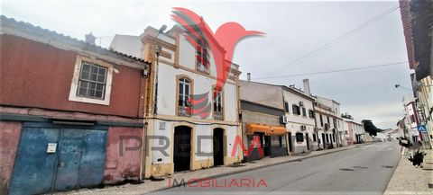 I present this building, with three floors, in the parish of Alvega, with a gross construction area of 294m2 and with a deployment area of 98m2. The property consists of Rc, 1st Floor and 2nd Floor: In rc we have 2 divisions and 2 spans; On the 1st F...