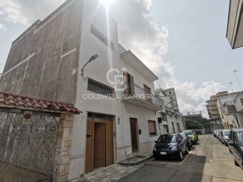 GALATINA - SALENTO In the central area, full of services and a few steps from the Madonna della Luce Sanctuary and near Piazza Cesari, the beating heart of the town, we offer for sale a large independent apartment. The property enjoys exclusive prope...