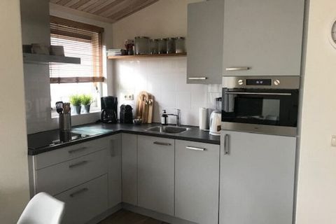 Ce bungalow indépendant peut accueillir six personnes et est situé dans un village de bungalows spacieux, juste en dehors d'Ameland. La vaste zone naturelle et de dunes commence à quelques mètres et la plage et la mer de Nord sont aussi à proximité. ...