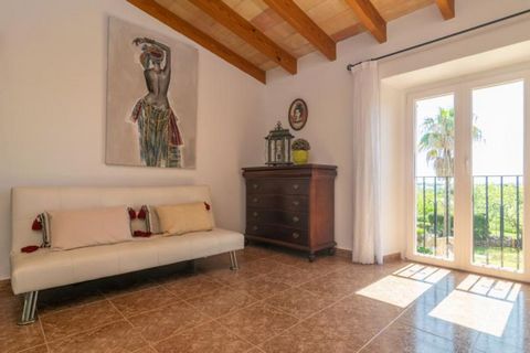 Located in Santanyí, this fantastic Mallorcan house with private pool welcomes 8 guests. This house has a capacity for 8 people. Accommodation of 230 m2 located in camí de na Burgera in Cala d'Or, in the municipality of Santanyí, renovated in 2013. T...