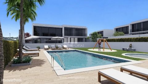 Sale of luxury 3 bedroom villa, under construction. House with high quality finishes, where you will have the possibility to accompany the construction. Property with kitchen equipped with appliances brand Bosch / Siemens and closed garage for two ca...