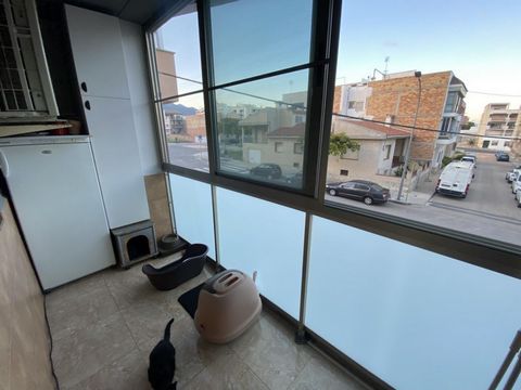 Apartment of 89 m2 built in La Rã pita, Costa Dorada, Tarragona. You will forget about your car, as the property is located near the beaches of our town and next to all services. It has a living room and kitchenette, a glazed terrace, 3 bedrooms of w...