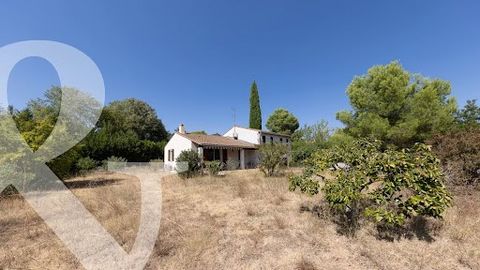 Paradou: Enjoying delightful surroundings this house, dating from the ‘80s, offers a wealth of possibilities. With an interior currently comprising a large living room, a kitchen and a split-level staircase that leads to 3 bedrooms and a bathroom, th...