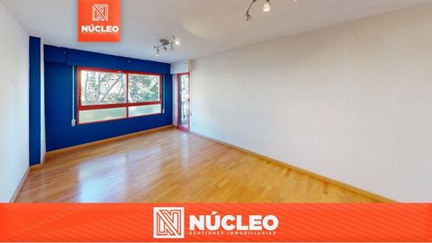 Núcleo inmobiliaria San Juan is pleased to present this spacious apartment located in an unbeatable, quiet area, surrounded by parks and green areas. In its vicinity, all kinds of shops and basic services, just a few minutes' walk from the Rambla de ...