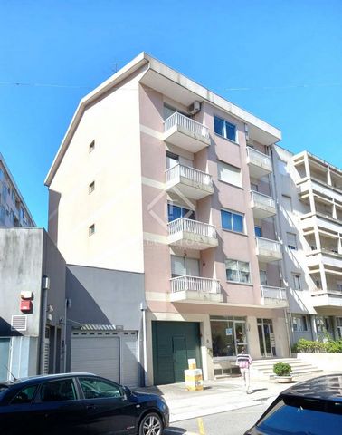 Apartamento de 3+1 habitaciones con 154m2, construido en Ferreira dos Santos, ubicado en un edificio de solo 4 pisos y 4 unidades, ubicado en una tranquila zona residencial de Boavista en Porto. La calidad de la construcción, las buenas áreas, una bi...