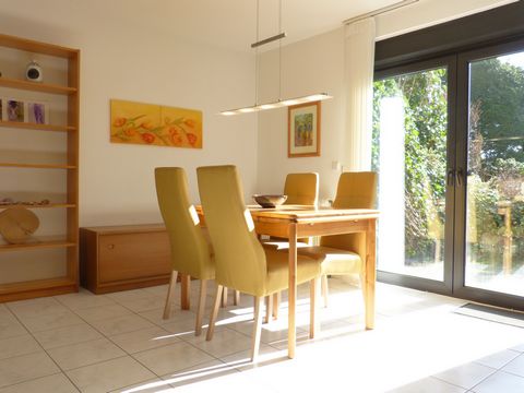 Modern flat as granny flat in a detached house in an upscale green residential area. A parking space belongs to the flat, garage for an extra charge. The living/bedroom offers a sofa bed (160 x 200 cm) with pocket spring core, a dining table, four ch...