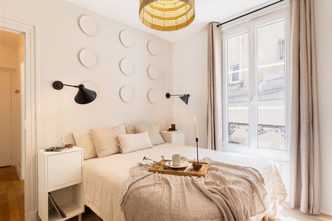 Splendid renovated and furnished studio located on Rue Lambert, in the Montmartre district. It is located on the 1st floor, close to the Barbès - Rochechouart, Château Rouge and Anvers stations. Nearby attractions include the Basilique du Sacre-Coeur...