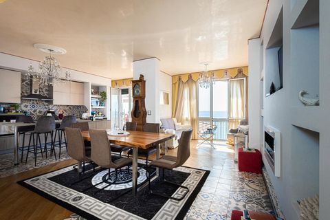 In a condominium literally on the sea, consisting of only two units, we offer for sale a four-room apartment on the top floor of about 130sqm with breathtaking views. The accommodation, renovated and furnished with fine furniture, welcomes us in a la...