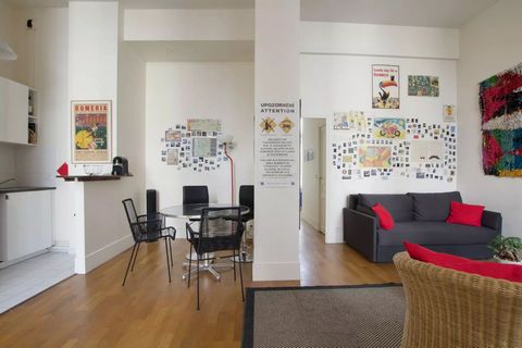 This apartment is located rue Michel le Comte in the Haut Marais. The nearest metro station is Rambuteau or Arts et Métiers. The apartment is on the 2nd floor of the building with elevator and can accommodate 4 people. The bedroom overlooks a small s...