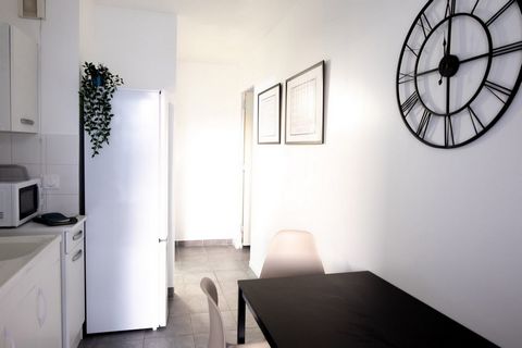 This 12m² room is fully furnished. It has a double bed (140x190) and a bedside table with lamp. There is also a work area with a desk, chair and lamp. The bedroom also has plenty of storage space, including a wardrobe with hanging space and a shelf. ...
