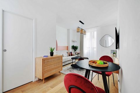 It is a 25m² studio located on the 2nd floor without elevator, located only 7 minutes walk from Sacré-Coeur and Montmartre. It is composed of: - A fully equipped and functional kitchen: fridge, cooking plates, coffee machine, toaster, kettle, washing...