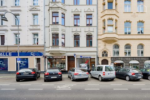 OBJEKTBESCHREIBUNG Moderne trifft Altbau: Die neu renovierte 3-Zimmer-Dachterrassenwohnung mit separater Küche und Kaminofen im Wohn-/Essbereich befindet sich in einem wunderschönen aufgestockten Neubau im 5. OG eines sanierten Mehrfamilienhauses der...