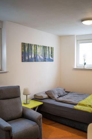 The Homefeeling Apartment invites all couples or singles to feel at home. For all long-term guests who need an apartment as an alternative to their home. A fully equipped kitchen, underfloor heating, a Smart TV, fiber optic WiFi, a 1.60 cm wide x 200...