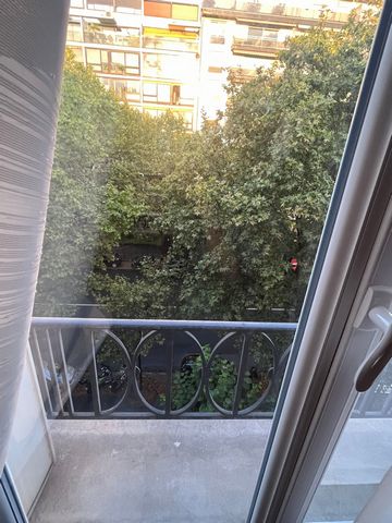 Hello, Welcome to my superb flat in Paris, available from July 20th until 29 august 2024 for the Olympic Games period in Paris. It's a very large flat including a dishwasher, washing machine, double bed in the bedroom and sofa bed in the living room,...