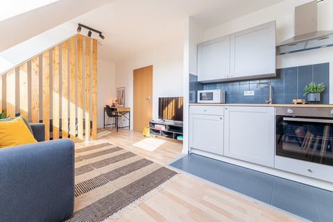 Welcome to the tastefully furnished studio apartment not far from the university. The apartment offers you everything for a great short or long-term stay in Cottbus: - fully equipped kitchen -dining place -Separated sleeping area - Desk - super fast ...