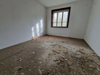Price: €19.500,00 District: Yambol Category: House Area: 254 sq.m. Plot Size: 2310 sq.m. Bedrooms: 3 Bathrooms: 1 Location: Countryside For sale is a 2-storey house for renovation with view the Danube river (300 meters on a straight line) with a larg...