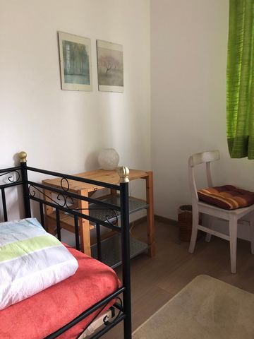 Wachtberg-Ließem, in the centre of the village situated house with various rooms where you can relax. The 1-room flat has a large wardrobe and a comfortable single bed. The bathroom is for everyone's use in the neighbouring room. The detached house i...