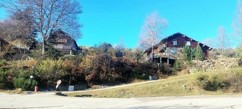 This pretty, serviced plot of 551 m² is located 2 minutes from the ski slopes of the Bonascre plateau. Equipped with double access, its ideal location makes it a rare product, not to mention a breathtaking view of the Pyrenees chain. Quick access to ...