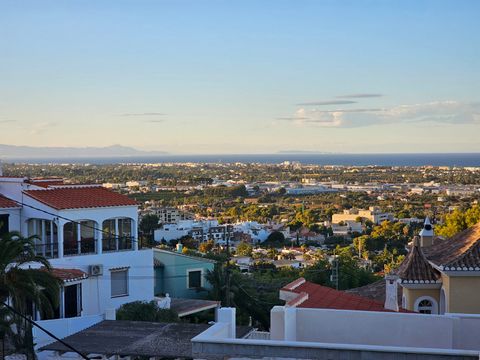 Villa sur un terrain avec une vue imprenable sur la mer de Cullera à Ibiza et sur toute la baie de Denia, y compris le Yacht Club. Cette villa est dans un état de rénovation totale. Il existe une licence pour une telle rénovation et extension incluse...