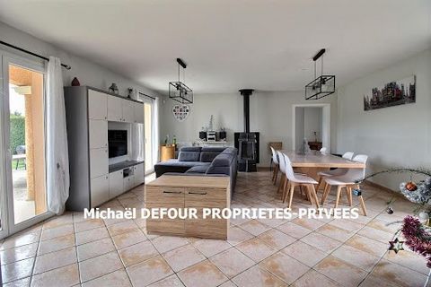 Sainte-Sigolène 43600 maison environ 136 m² habitables 5 chambres et bureau sur environ 908 m² de terrain prix de vente 350 000 euros présentée par Michaël DEFOUR O6 49 09 83 40. Située à 6,5 km de Monistrol-sur-Loire et de l'accès à la RN88, à proxi...