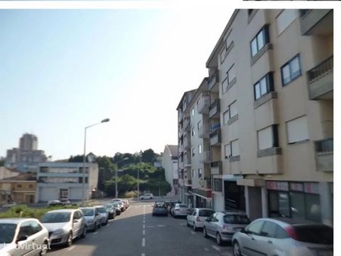 Shop with 229 m², with good visibility, consisting of large living room at the level of the ground floor and interior staircase access to basement composed of living room and 2 bathrooms. Location close to the center of S. João da Madeira in a quiet ...