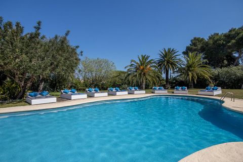 Villa grande y confortable con piscina privada en Jávea, Costa Blanca, España para 20 personas. La casa está situada en una zona residencial de playa, cerca de restaurantes, bares y supermercados, a 1 km de la playa de El Arenal, Jávea y a 1 km de Me...