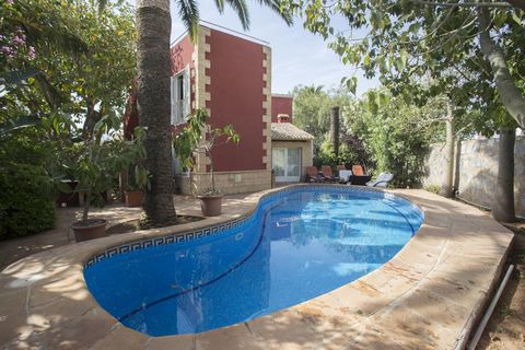 Villa clásica y confortable con piscina privada en Denia, en la Costa Blanca, España para 6 personas. La casa está situada en una zona residencial de playa, cerca de restaurantes y bares, tiendas y supermercados, a 100 m de la playa de Las Marinas, D...