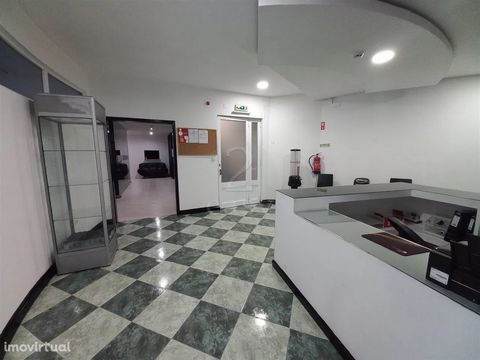 The new space for your business! Shop in the Center of Ovar, Great investment opportunity, the store is rented. Composed of: - Wide reception - Office - 2 spacious lounges - 2 Changing Rooms Excellent store in Ovar with 296,400 m2 of gross area, very...
