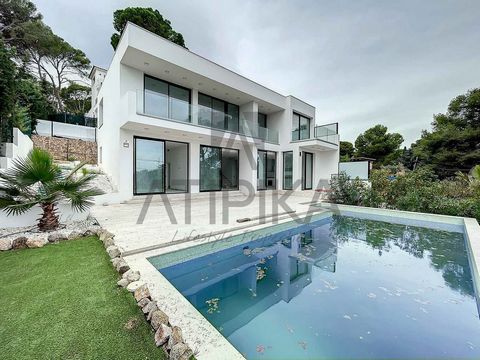 This stunning new build property, which will be ready by the end of 2023, combines modern design and high quality finishes with the latest technology, creating an exceptional home in the location of Treumal, which lies between the towns of Platja d'A...