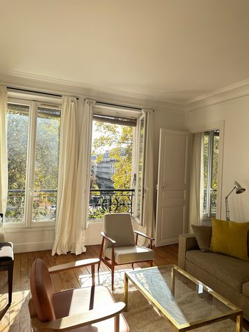 Charming 59 m2 apartment overlooking Square Gardette. 3 pieces 4th floor with elevator. The bedroom and kitchen overlook the courtyard. The living room and the second bedroom or office face south east towards the garden. It is a bright, quiet apartme...
