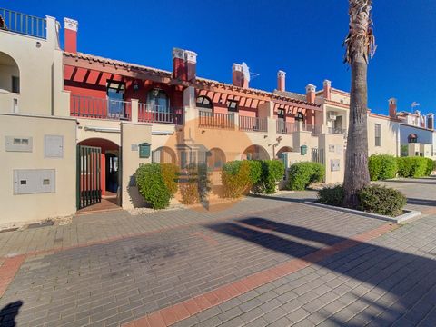 Maison de ville 2 chambres à vendre à Costa Esuri, Ayamonte, Espagne. Villa avec de grands espaces extérieurs, située dans une copropriété calme avec piscine, entourée de beaux paysages. Costa Esuri est un développement avec un terrain de golf et plu...