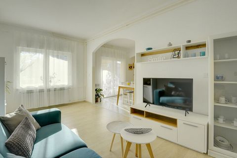 Deze charmante vakantiewoning is gelegen op de begane grond in een privéhuis in Pula en beschikt over 2 slaapkamers. Dit comfortabel ingerichte appartement is ideaal voor gezinnen met huisdieren. Je beschikt over een overdekt privéterras en gezamenli...