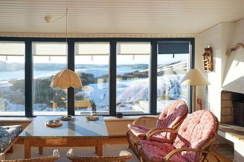 Charming cottage with a panoramic view of the sea and proximity to several nice salty baths. Welcome to this wonderful cottage with a good standard and breathtaking sea view in the beautiful bathing and fishing village of Bovallstrand. From this cott...