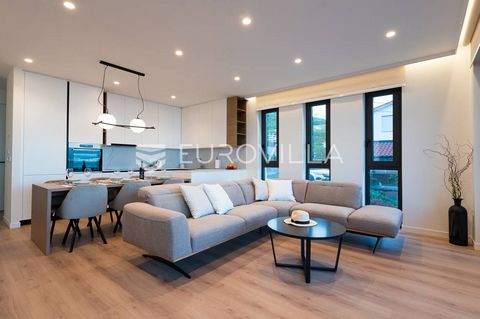 Opatija, Center, a unique opportunity to rent a three-room designer apartment NKP 132 m2 located in the heart of Opatija, with an incredible view of the Adriatic Sea. This apartment combines sophisticated design with modern technology, providing you ...