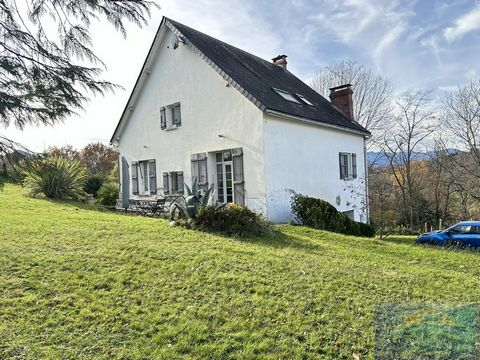 At the gates of Lourdes, in a sought-after area and close to the Lourdes-Tarbes axis (RN21), large house built on 3 levels including a garage in the basement, on the 1st floor a large entrance hall with hallway, fitted kitchen with glass roof opening...