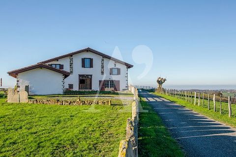 Basque house with breathtaking views of the mountains. Perched on the heights of a typical Basque Country village, this old 18th century farm has been completely renovated by its passionate owners. Respecting the traditional codes of the Labourdine h...