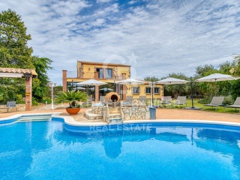 Exclusive villa of high standing in the Golf of Peralada, surrounded by nature and tranquillity, but with proximity to all the services and amenities of the village of Peralada. It has a main house and an annexe on a plot of 2.051 m² landscaped and w...